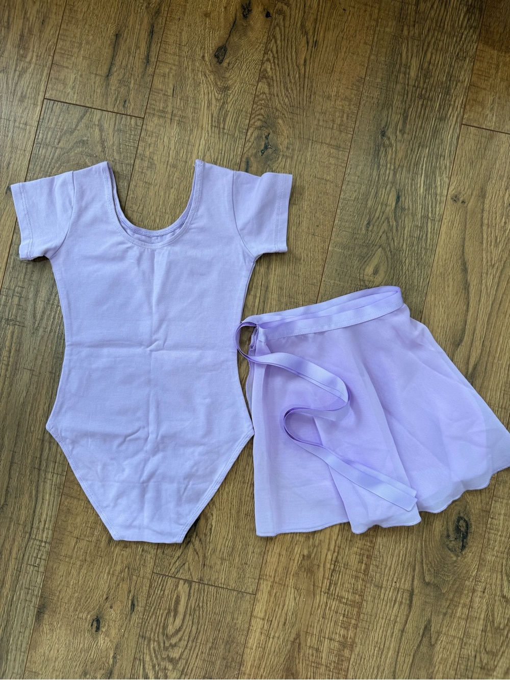 Girls 4/5 Ballet Leo & matching skirt, never worn - Picture 2 of 4